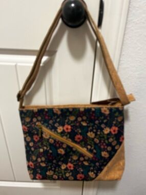 NWT Artezen Floral Pattern Crossbody Cork Bag in Navy and Tan